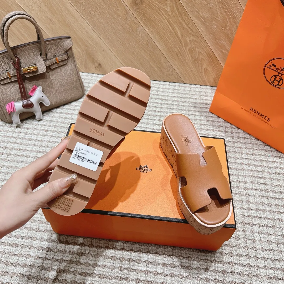 👟👟Ex-factory price 540👟👟 High version of the 2024 spring and summer new HERMES Hermès counter new style. The wedge-heeled Erjiu sandals and slippers, which have been extremely popular recently, are paired with various colorful socks. They are very trendy. Upper: cowhide. Outsole: technological imitation wood sole. Heel height: about 7cm. Size: Female 35-41 (40/41 non-refundable and non-exchangeable)